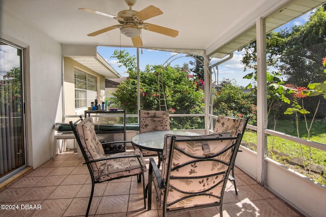 sunroom with ceiling fan