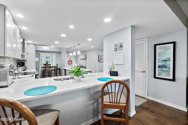 4 Oceans W Blvd Unit 507D, Daytona Beach Shores, FL 32118 - kitchen featuring decorative light fixtures, white cabinets, a breakfast bar, and kitchen peninsula