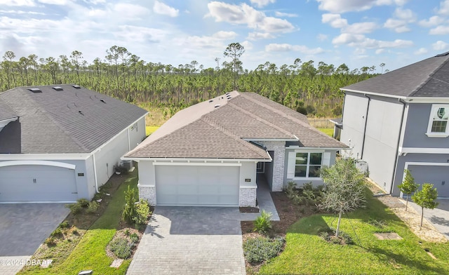 view of front of home featuring a front lawn and a garage