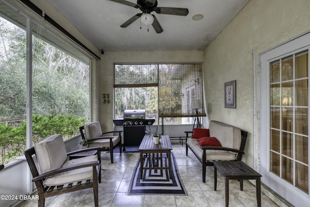 sunroom with ceiling fan