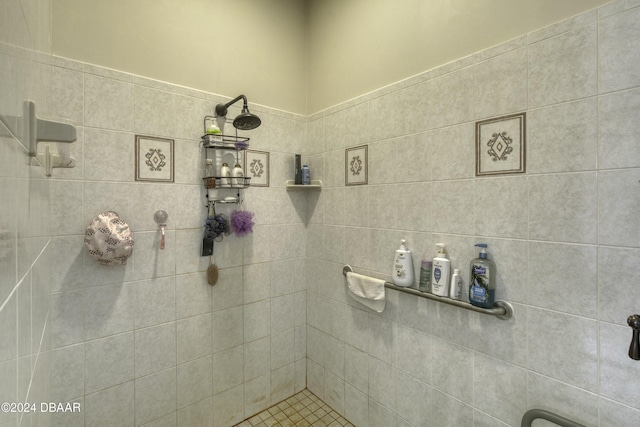 bathroom featuring tiled shower