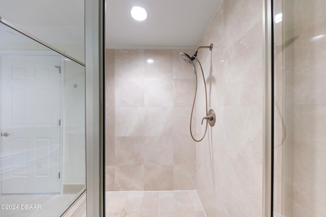 bathroom featuring tiled shower