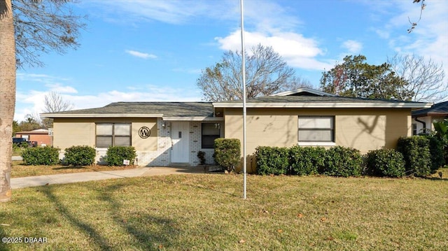 single story home with a front lawn