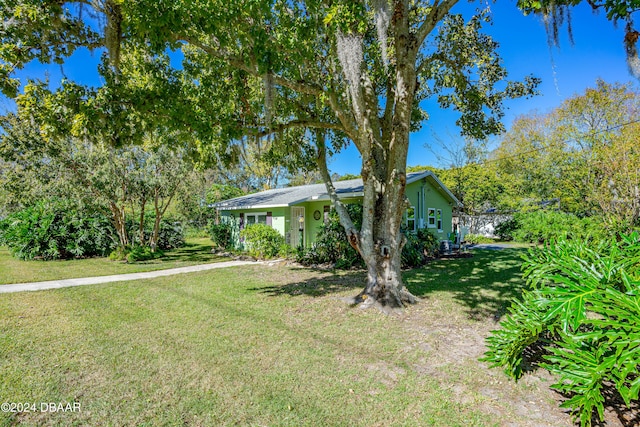 single story home featuring a front yard