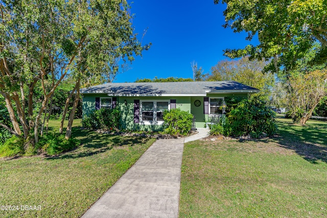 view of front of home featuring a front lawn