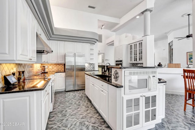 2 Creek Bend Way, Ormond Beach, FL 32174 - kitchen featuring appliances with stainless steel finishes, under cabinet range hood, dark countertops, and a ceiling fan
