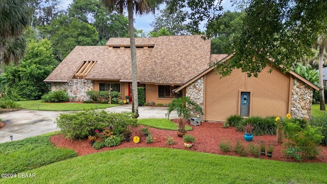 view of front facade featuring a front yard