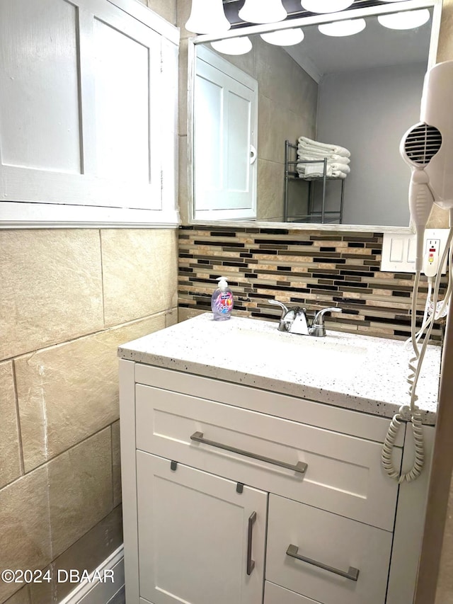 bathroom featuring decorative backsplash and vanity