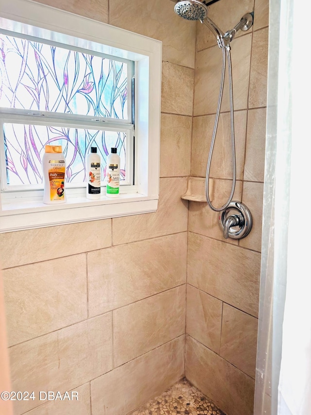 bathroom featuring a tile shower