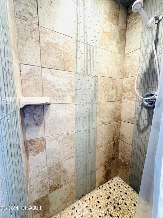 bathroom featuring tiled shower