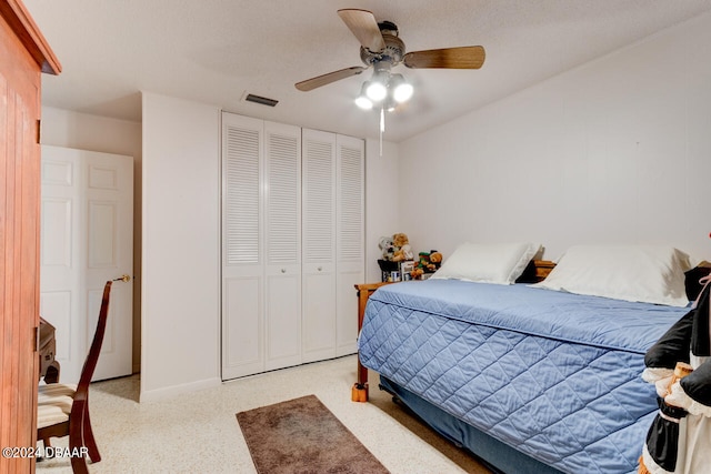 bedroom featuring ceiling fan, a closet, and a textured ceiling