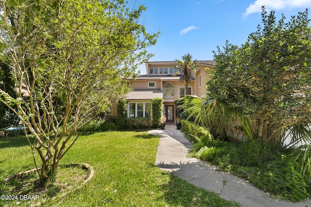 view of front of home featuring a front lawn