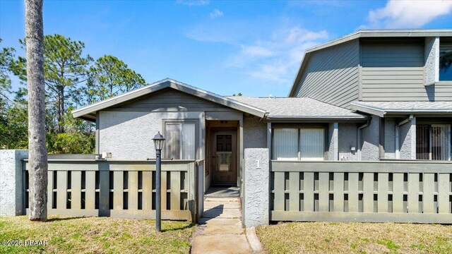 view of front facade featuring a front lawn