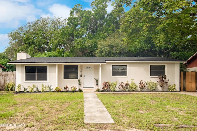 ranch-style house featuring a front yard