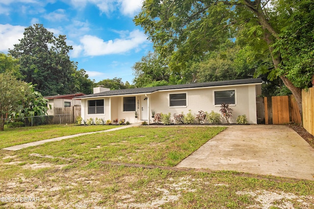 single story home with a front lawn