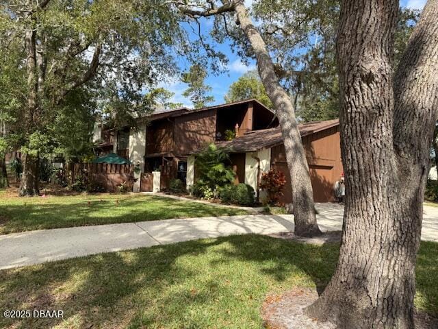 view of front of home featuring a front yard