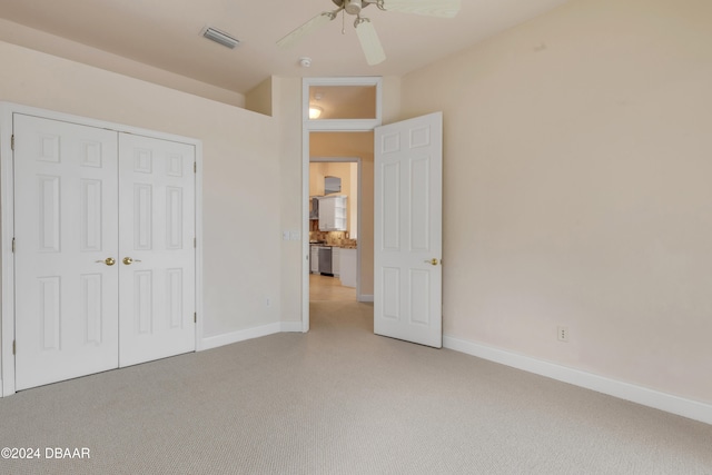 unfurnished bedroom featuring ceiling fan and a closet