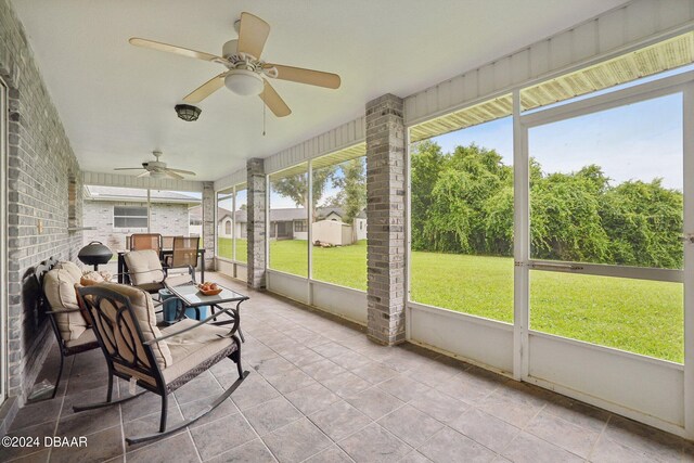 sunroom with ceiling fan