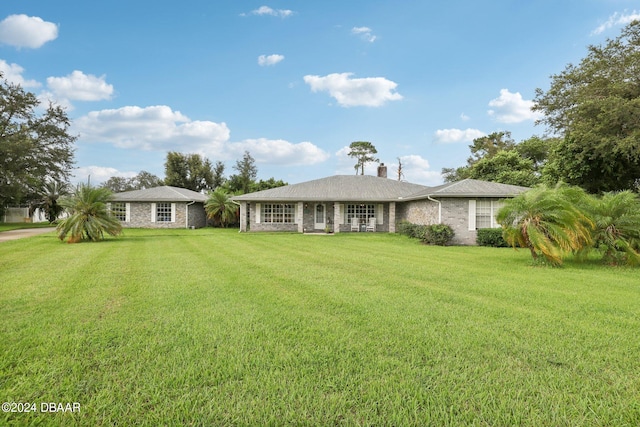 view of front of house featuring a front yard