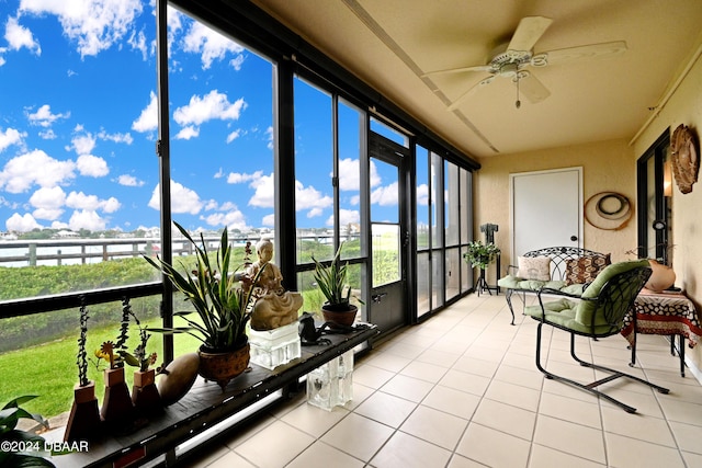 sunroom with ceiling fan