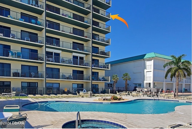 view of swimming pool