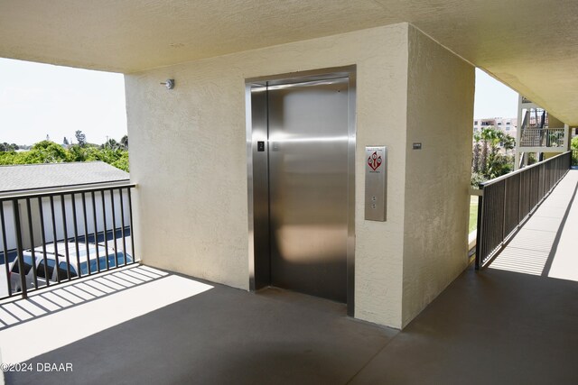 balcony featuring elevator