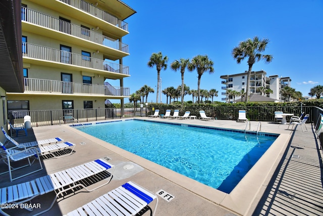 view of swimming pool