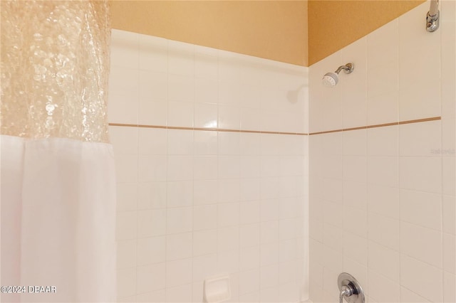 bathroom with shower / tub combo with curtain