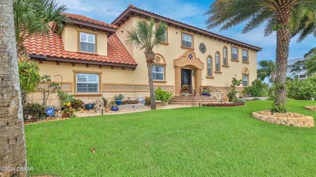 view of front of home featuring a front yard