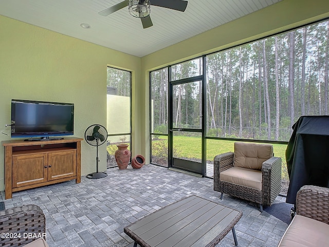 sunroom with ceiling fan