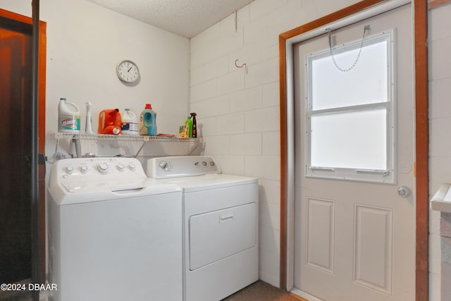 laundry room featuring a textured ceiling and independent washer and dryer