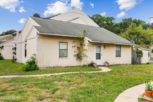 view of front of house with a front yard