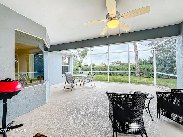 sunroom with ceiling fan