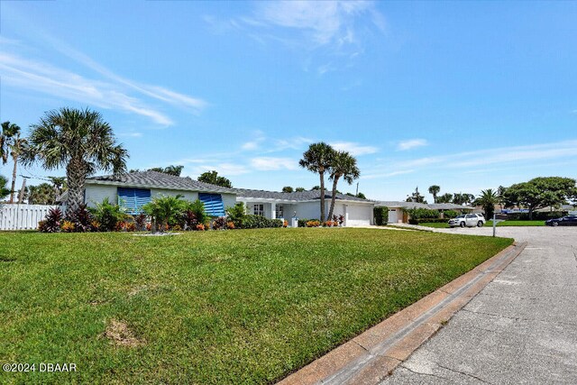 single story home featuring a front lawn