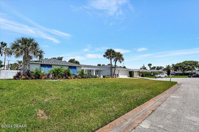 single story home featuring a front yard