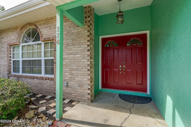 entrance to property featuring covered porch