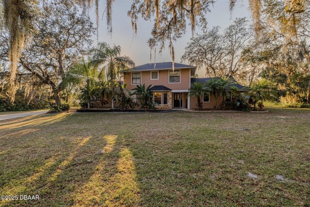 view of front of home featuring a front yard