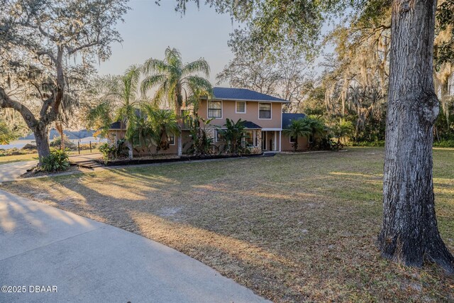 view of front of property featuring a front lawn