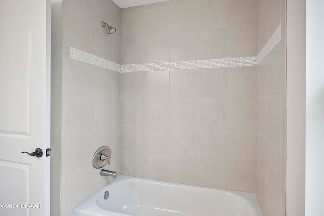 bathroom with tiled shower / bath combo