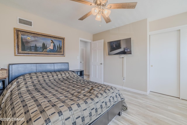 bedroom with ceiling fan, a textured ceiling, and light hardwood / wood-style flooring