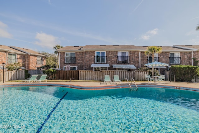 view of swimming pool