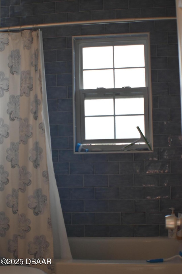 bathroom with shower / bath combo