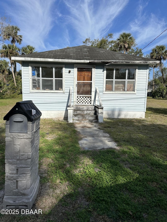 view of front of home featuring a front yard