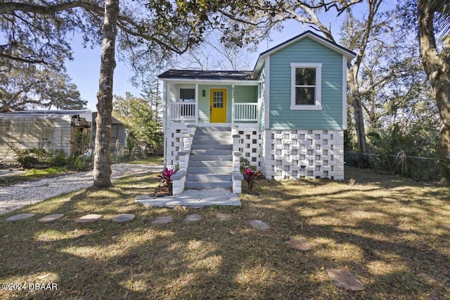 view of front of property featuring a porch and a front lawn