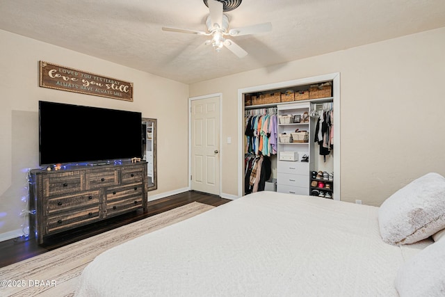 bedroom featuring hardwood / wood-style floors, a textured ceiling, a closet, and ceiling fan