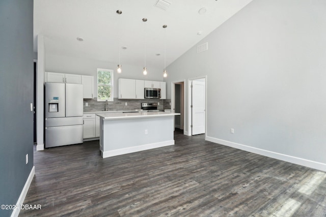 kitchen featuring stainless steel appliances, a sink, visible vents, white cabinets, and light countertops