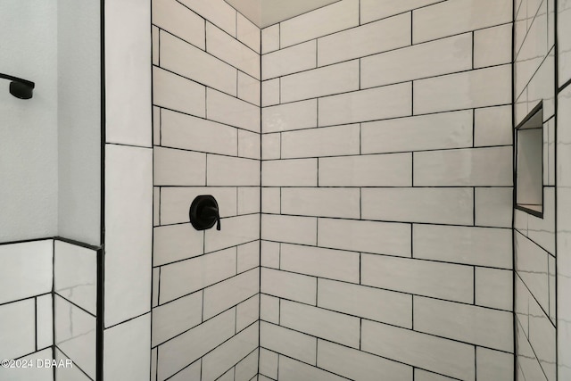 bathroom featuring a tile shower