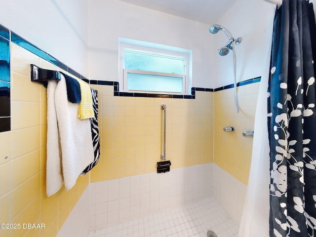 823 E 10th Ave, New Smyrna Beach, FL 32169 - bathroom featuring tiled shower