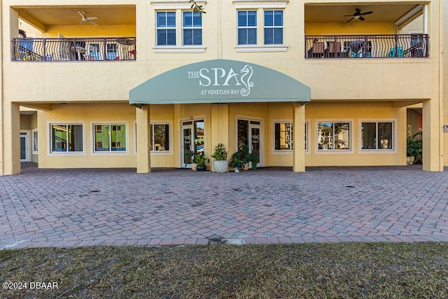 property entrance featuring ceiling fan