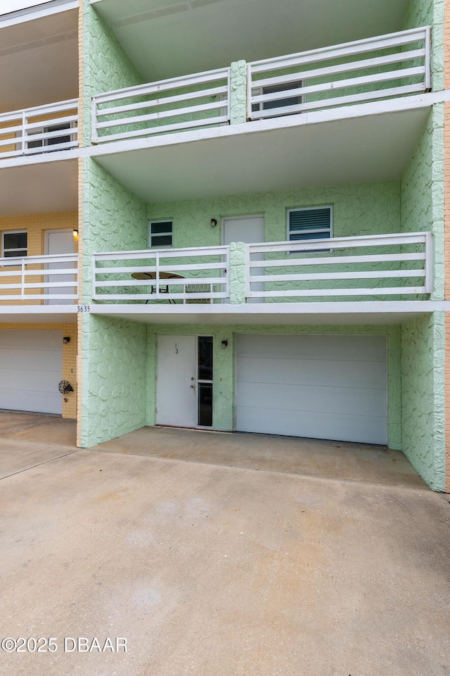 view of front of home featuring a balcony